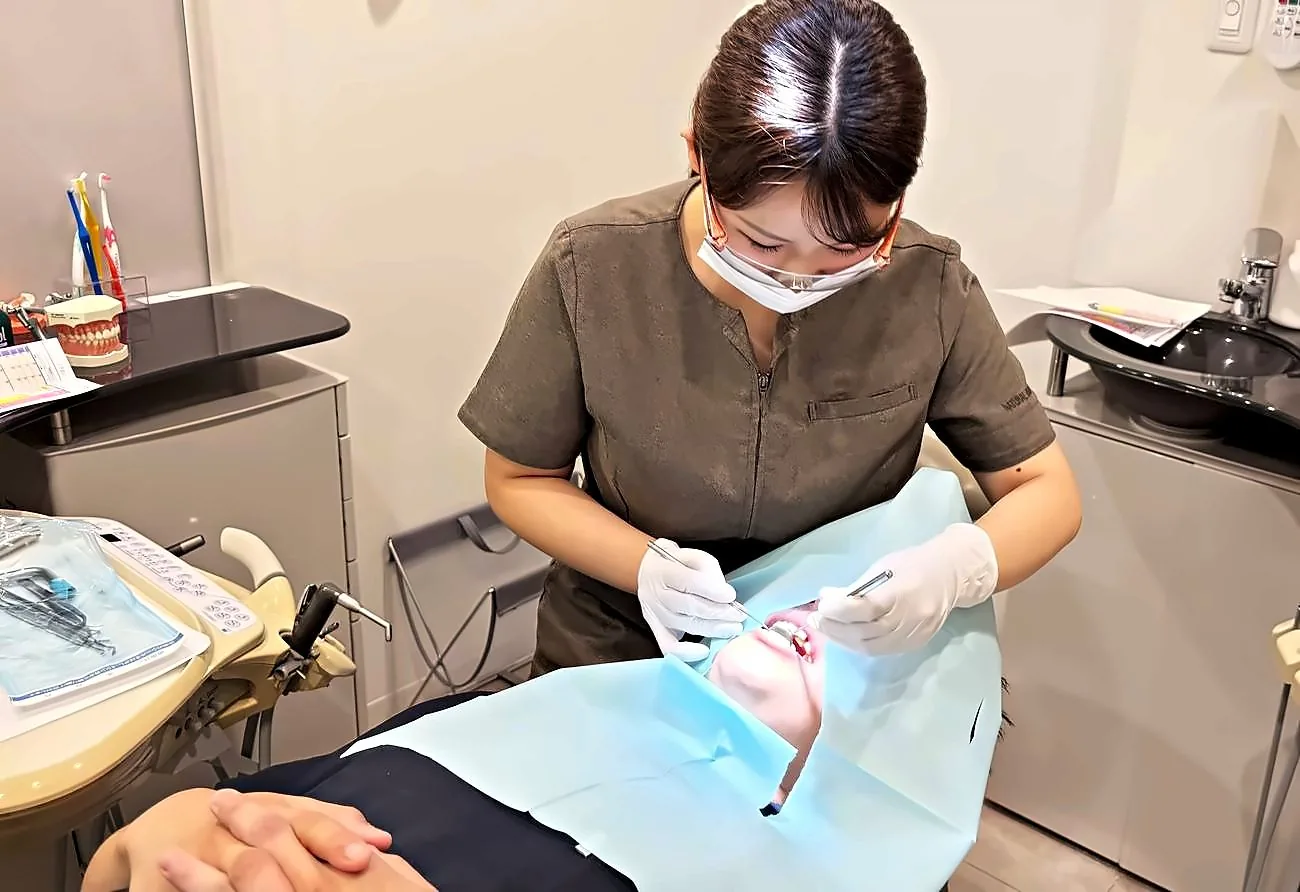 歯科衛生士が定期管理の処置を行っている様子