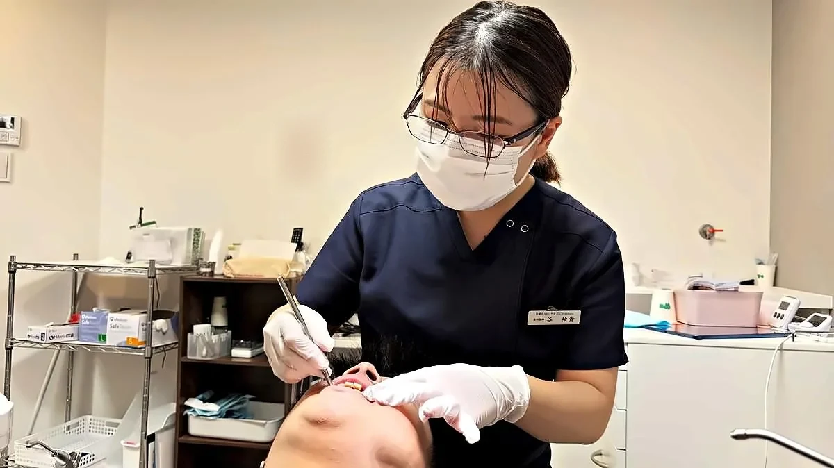 歯科医師が噛み合わせと歯にかかる力を確認している様子