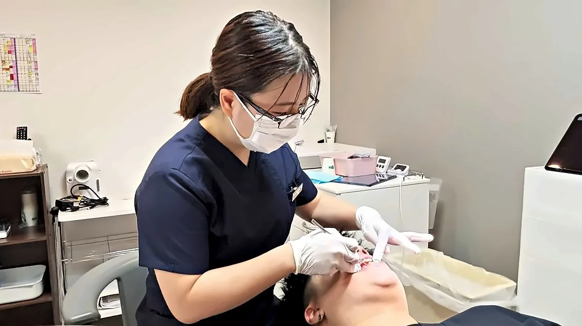 歯科医師が歯を残せるかどうかを確認している様子