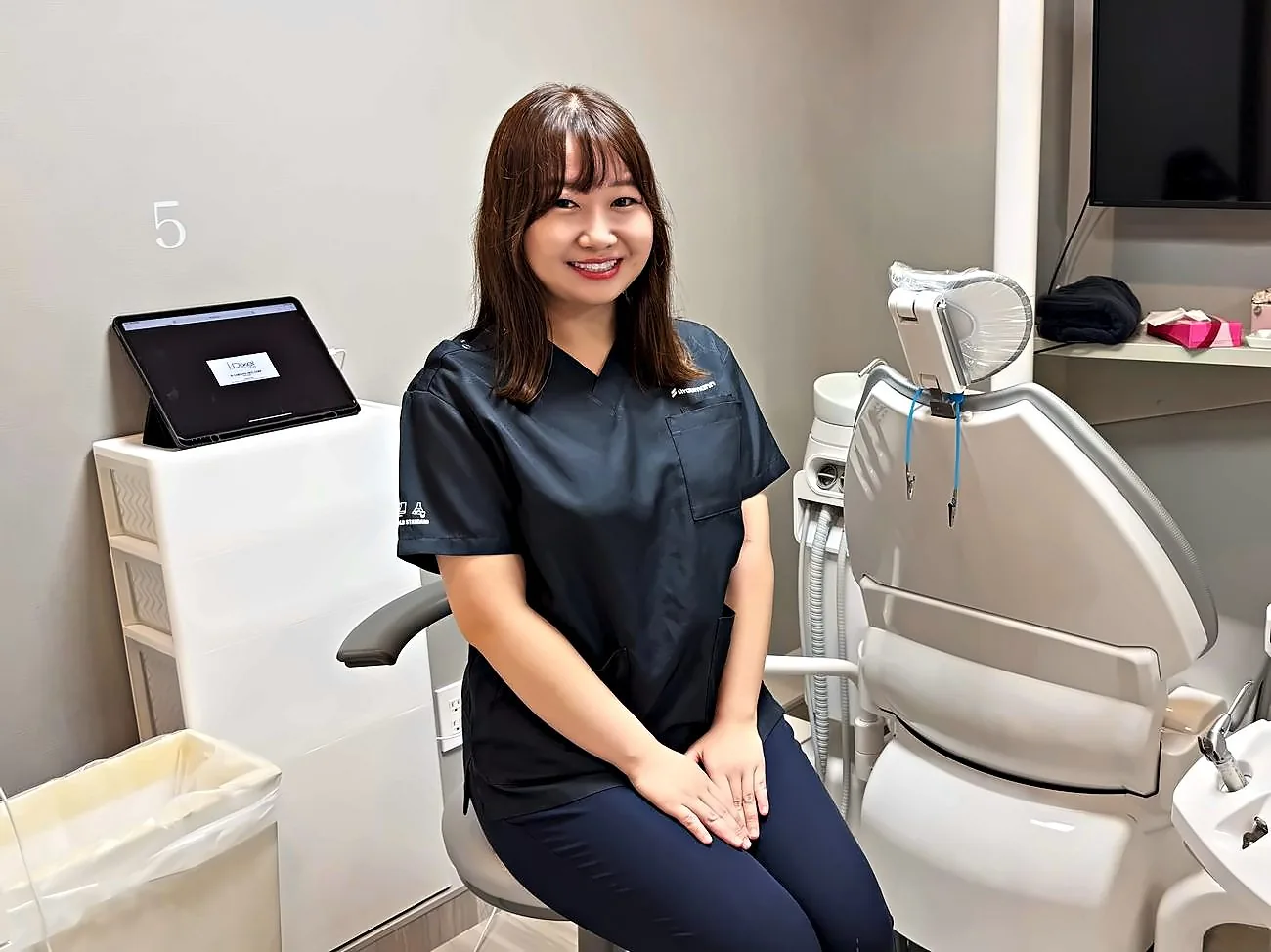 歯科医師が患者さまのお口の中を診ている様子